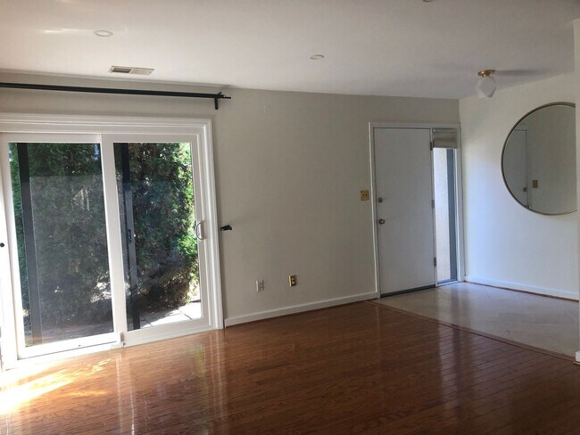 Building Photo - Well Maintained & Updated - 3 BR - Reston Metro