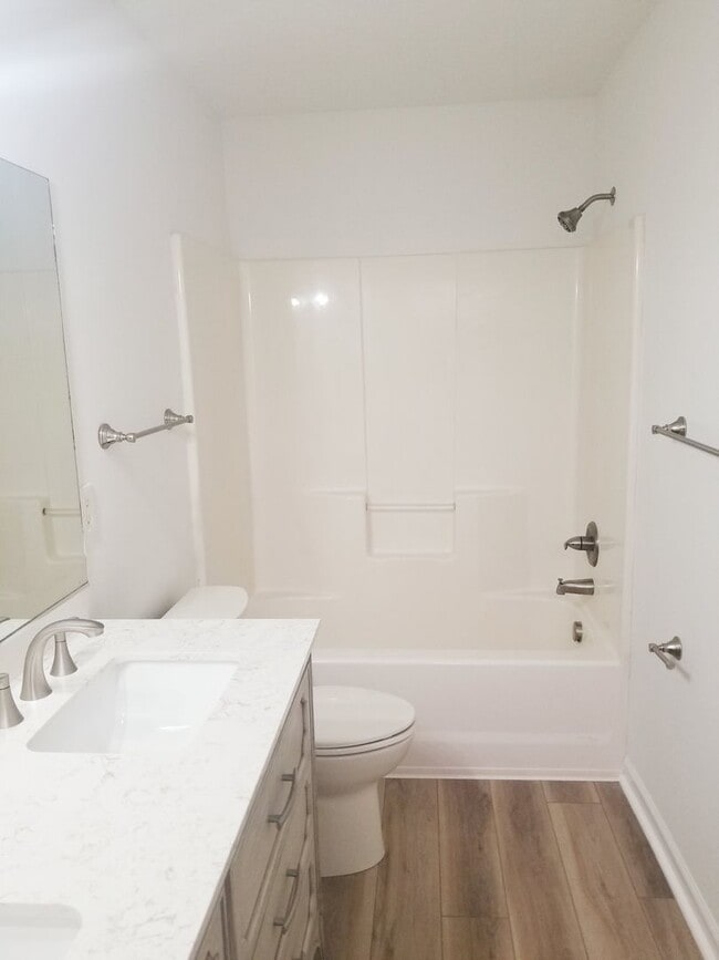 Building Photo - Nice Two Bedroom Townhouse Close to Libert...