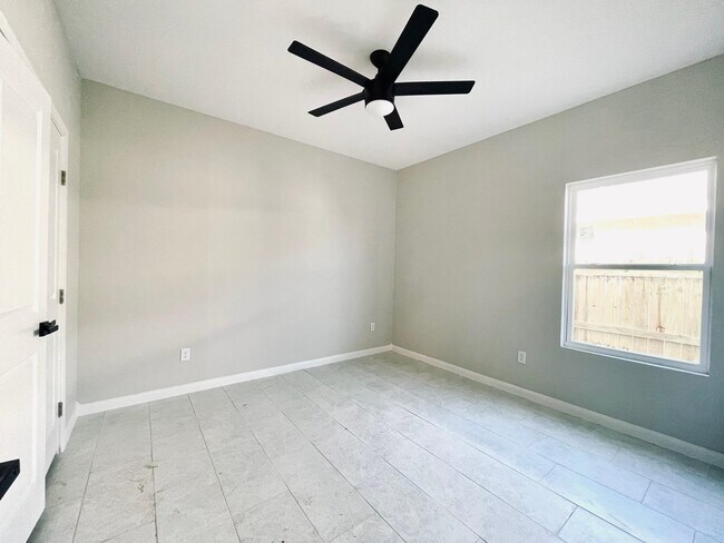 Building Photo - 1426 Los Estribos Dr