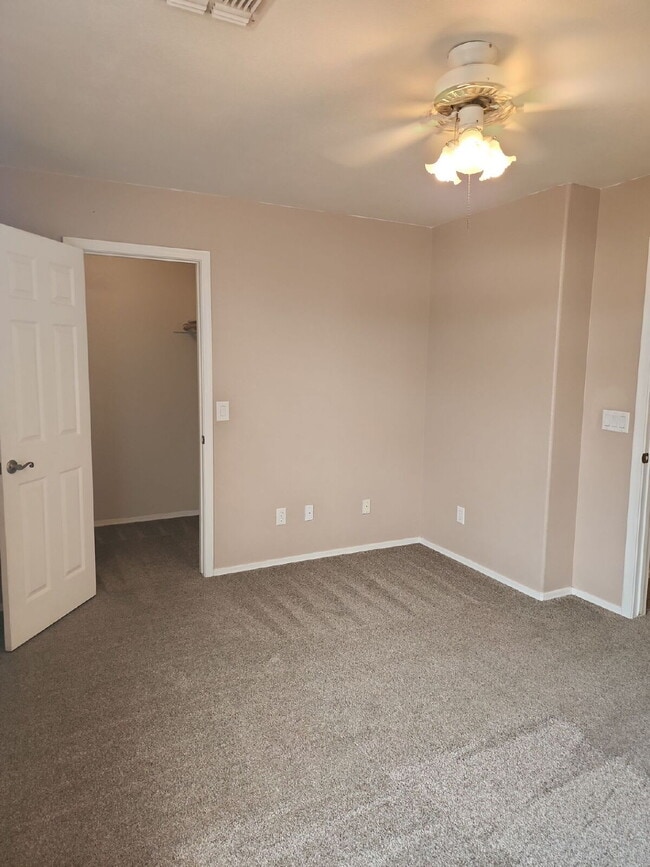 Building Photo - "Spacious 4-Bedroom Glendale Gem with Granite Elegance - 2018 Sq Ft of Comfort!"