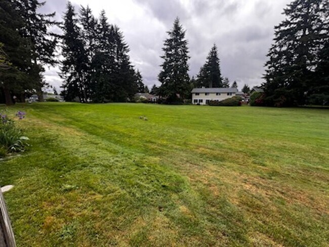 Building Photo - Condo with a golf course view