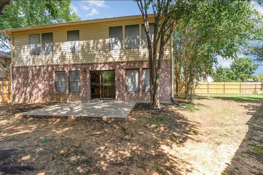Building Photo - 2007 Crystal Springs Dr