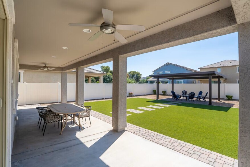 Building Photo - 2437 E Alta Vista Rd