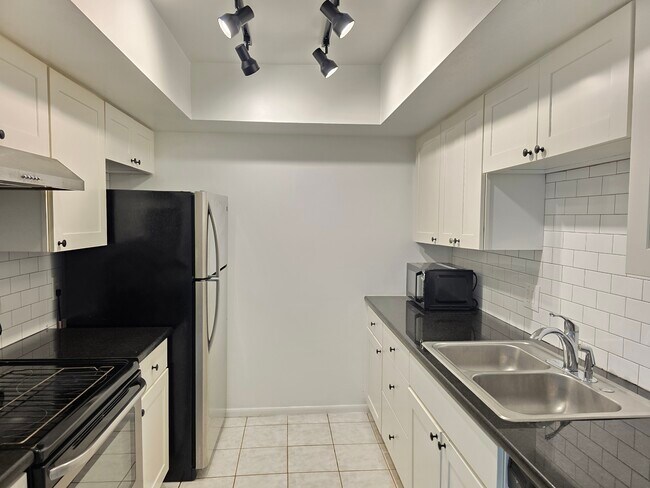 Building Photo - 605 N Keene Rd