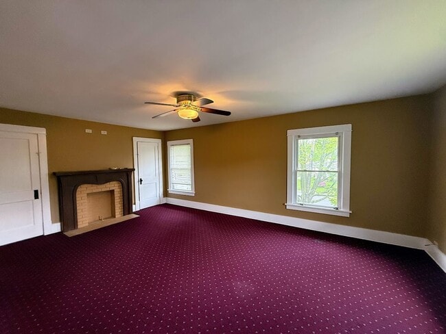 Building Photo - Three bedroom one bathroom home for rent