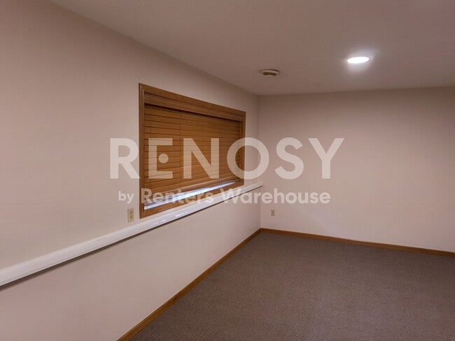 Building Photo - 4BD/2BA in Hopkins Available Now