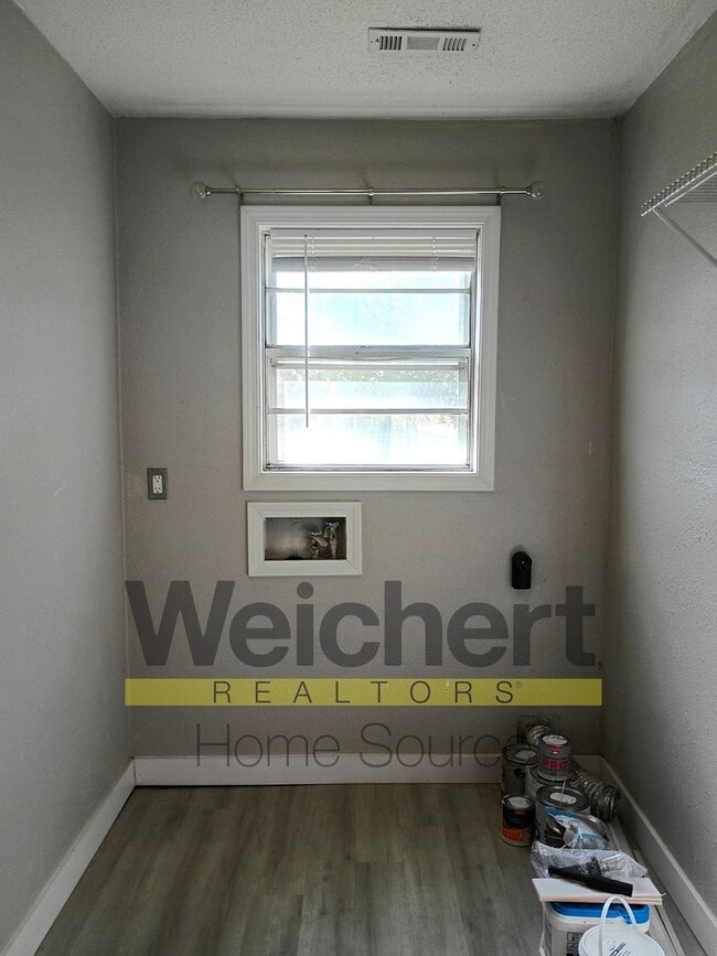 Building Photo - Updated 4-Bed Home with Fenced Yard & Carport