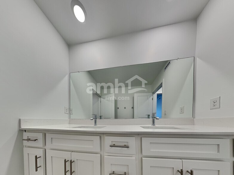 Building Photo - 9720 N Rancho Lozano