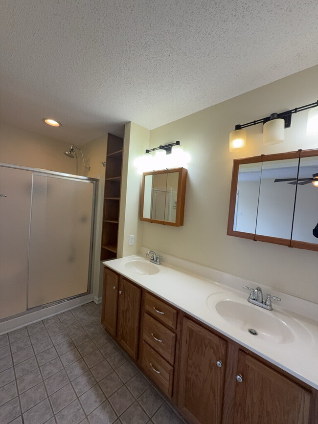 Building Photo - Three Bedroom Two and Half Full Bathroom R...