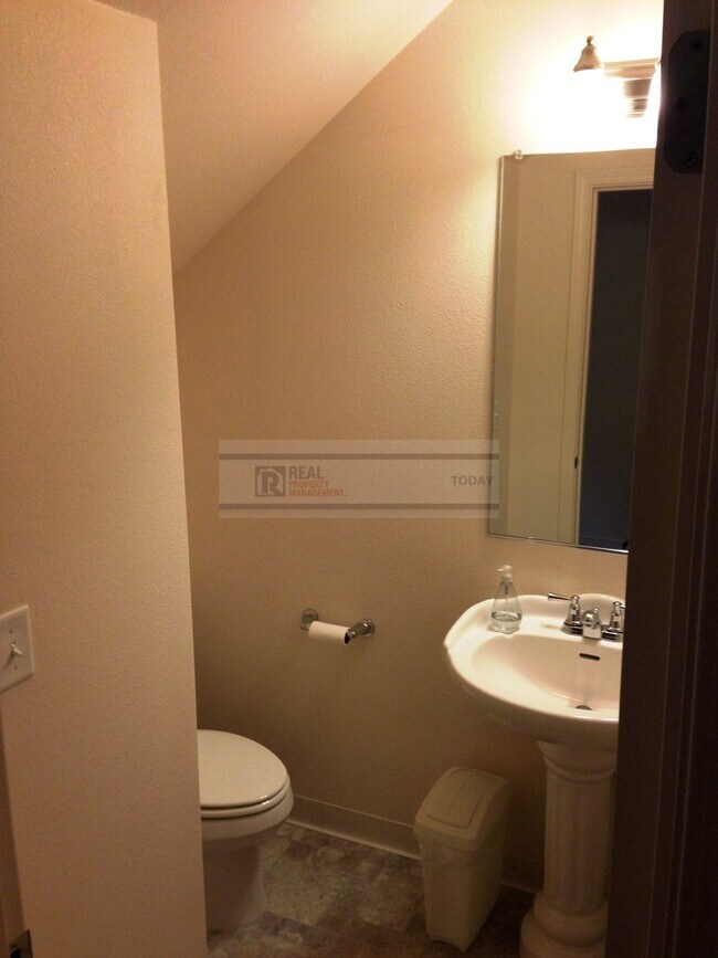 Building Photo - Beautiful 4 Bedroom Home Perfect for Enter...