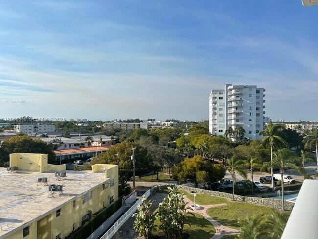 Building Photo - 900 Bay Dr