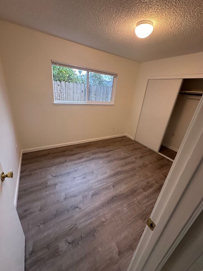 Building Photo - Nice move-in ready two bedroom one bath unit