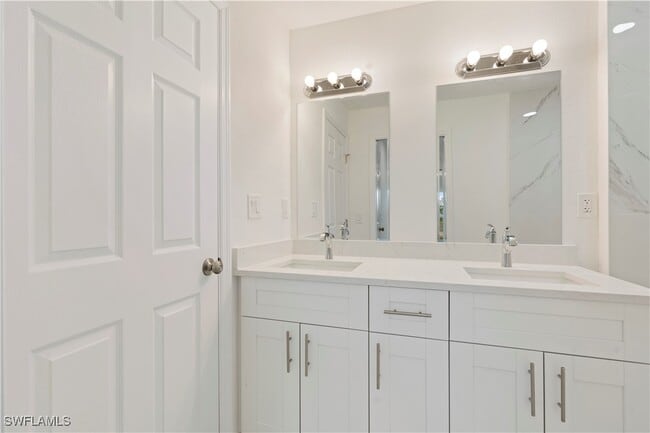 Building Photo - 732 Asher St E