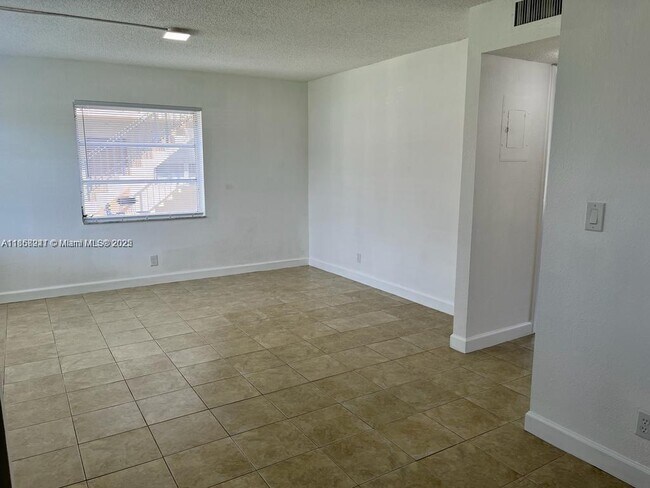 Building Photo - 406 Lakeside Dr