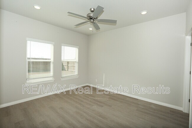 Building Photo - 1405 SW Poigai Wy