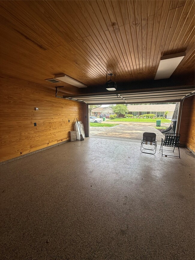 Building Photo - 902 Hidden Valley Dr