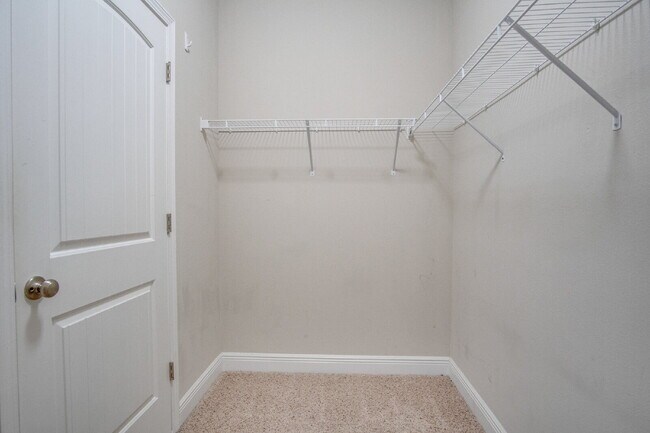 Building Photo - Highly desired 4/2.5 Gulf Breeze Home with hot tub!