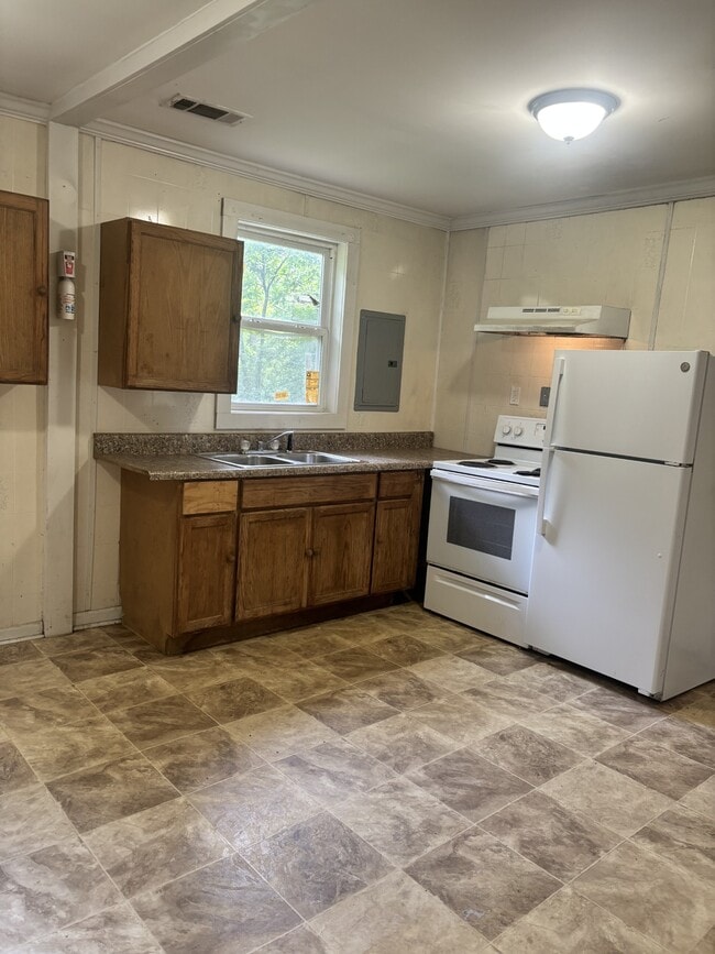 Building Photo - 135 1st St