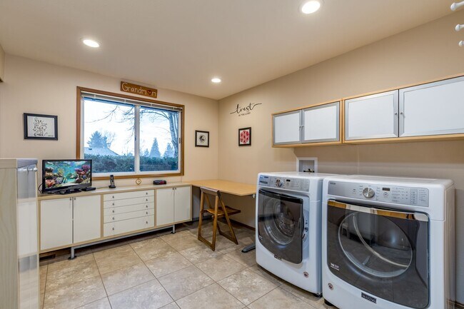 Building Photo - Lea Hill beautiful home - 4 bedroom 2.5 baths with 3 car garage & AC - A must see - Available Apr...