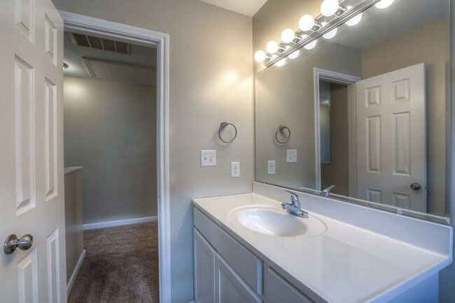 Building Photo - Pine Landing Townhomes - Ask for Specials