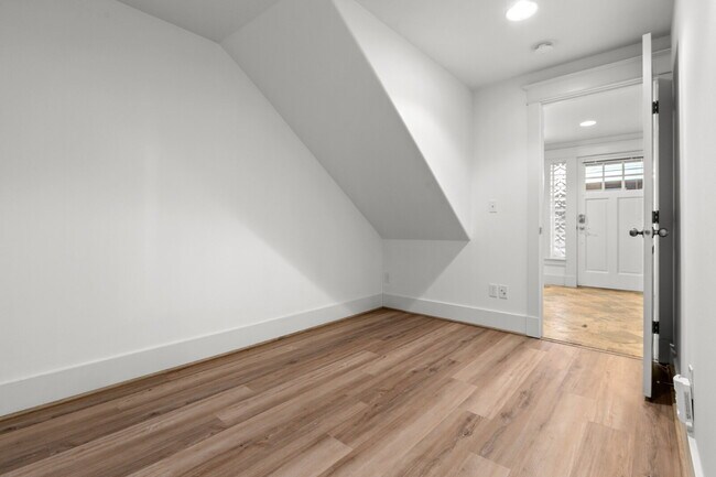 Building Photo - Stunning Capitol Hill Townhome in Prime Seattle Location – 3BR / 3BA Available June 7