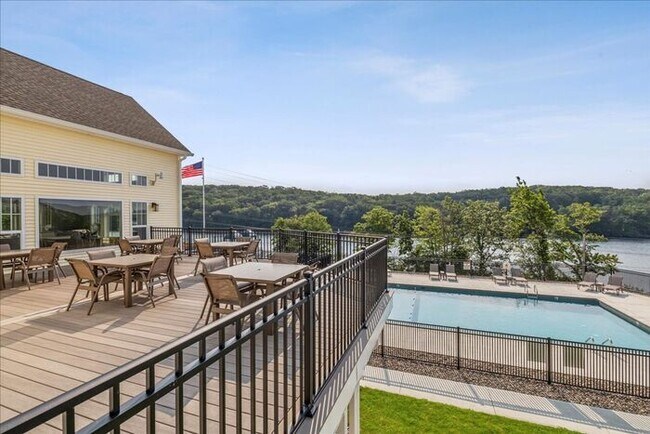 Building Photo - 204 River View Ln