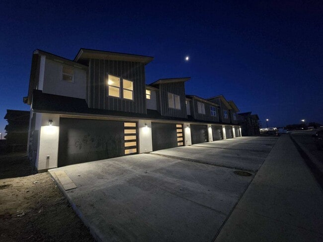 Building Photo - 205 Claw Ave