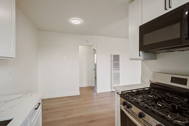 Building Photo - Calla Ave