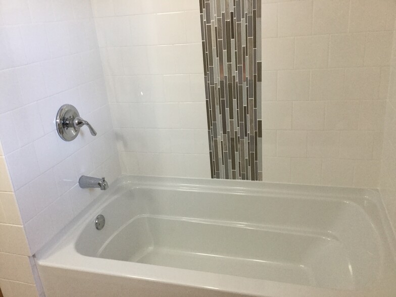 Updated main bathroom - 5206 Grandview Ln