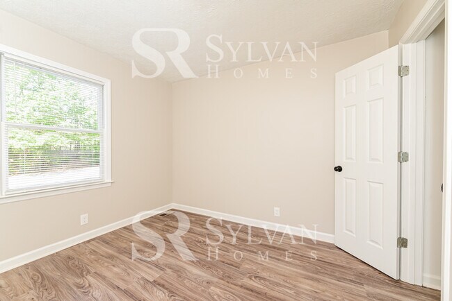 Building Photo - Feel comfortable in this lovely home