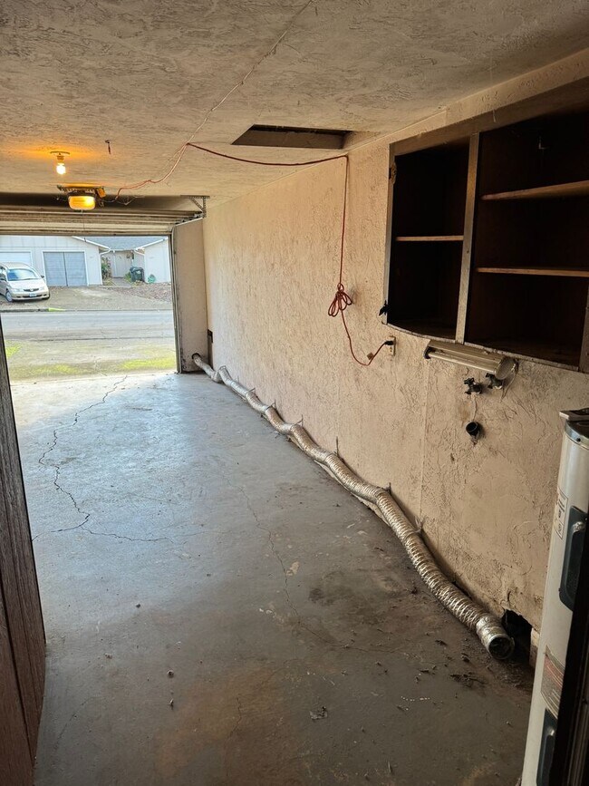 Building Photo - Updated 2 bedroom 1.5 bathroom duplex in Springfield!