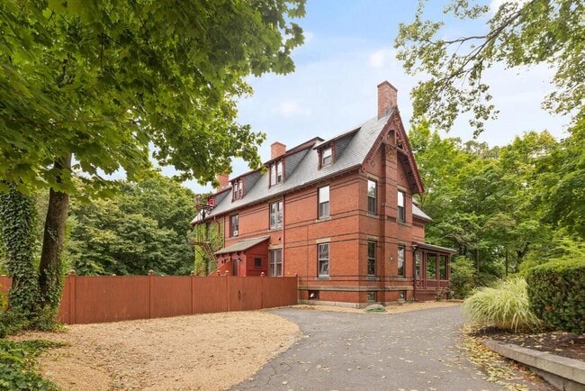 Building Photo - 2 Rangeley Rd