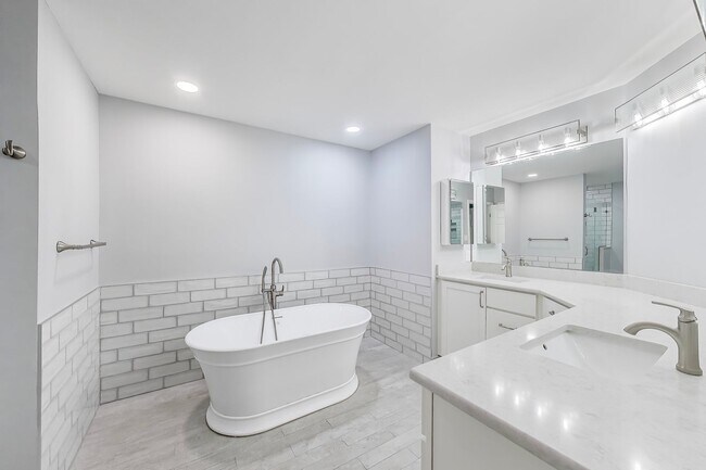 Building Photo - Spectacular 3 Bed + LOFT + 3.5 Bath- Custom Kitchen & Master Retreat w/ Beautiful Updates