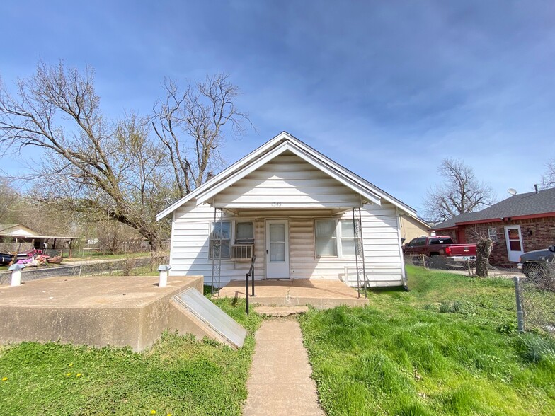 Primary Photo - 1345 SW 27th St