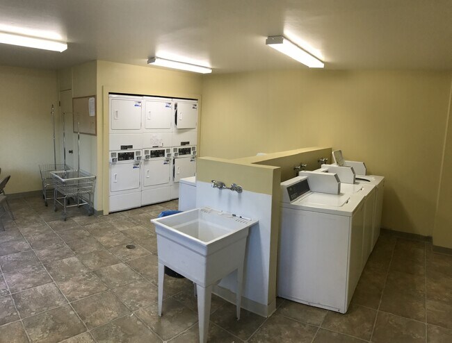 Building Photo - 1 Bedroom Condo Near Downtown WC