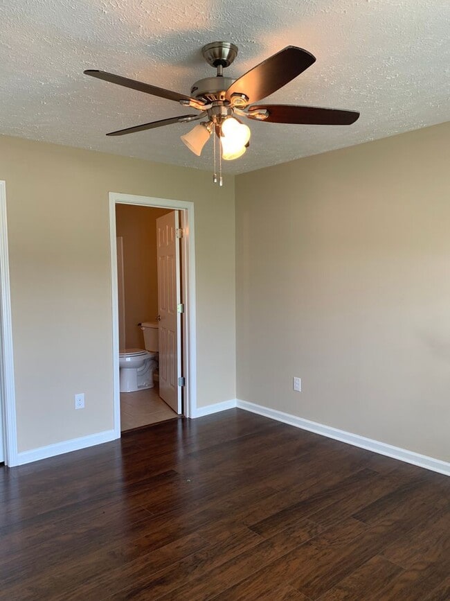 Building Photo - 3 Bedroom, 2 Bath Home Located in Manchester