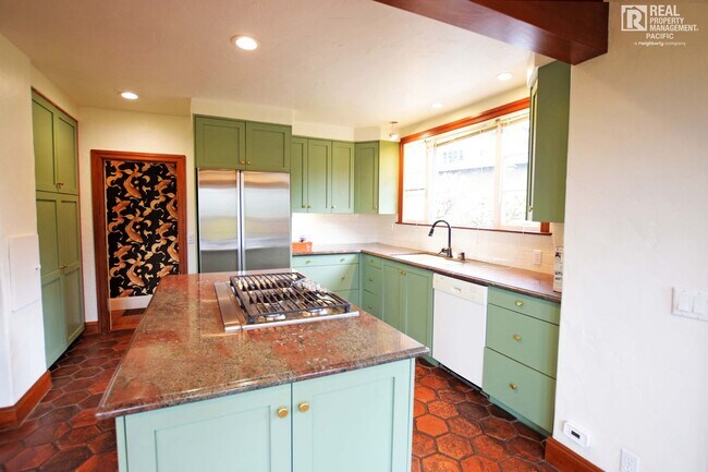 Building Photo - Timeless 4 Bedroom in West Montclair