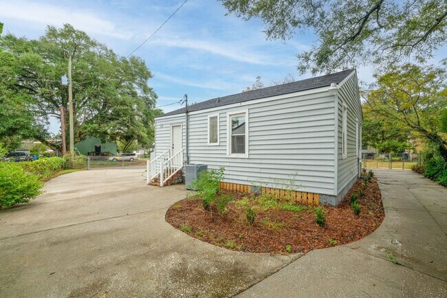 Building Photo - Stylish Lowcountry Comfort Near the Heart of North Charleston!