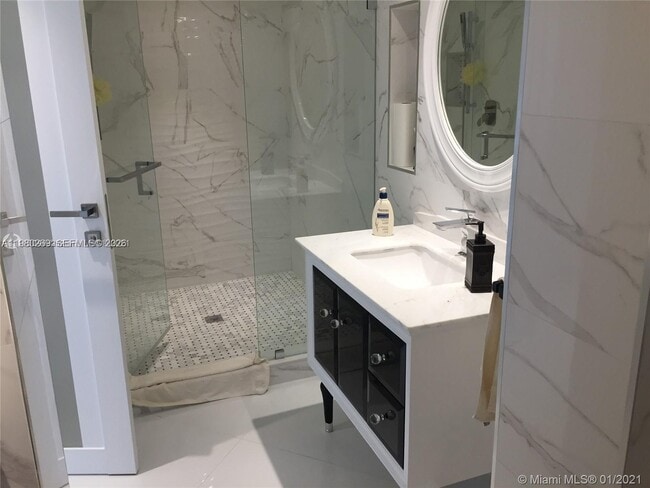 Building Photo - 16485 Collins Ave