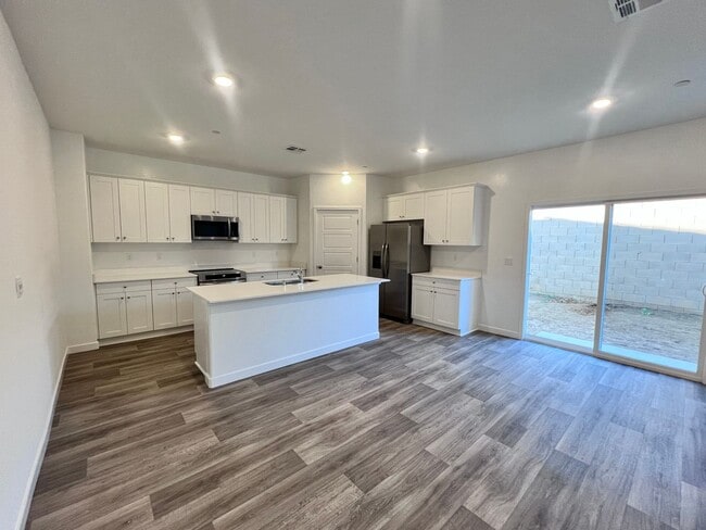 Building Photo - $3,300 Ashlan & Highland, 5 Bedroom House ...