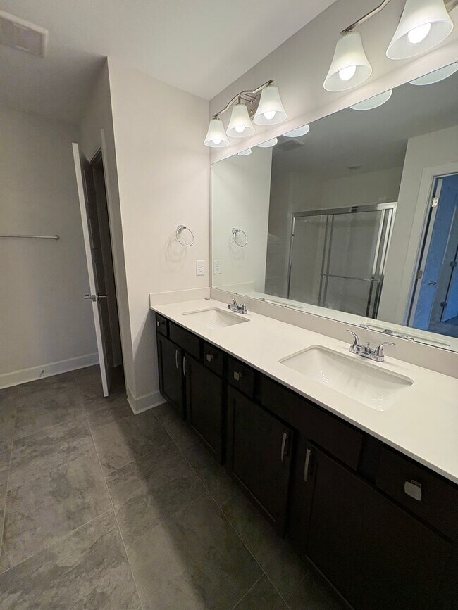 Building Photo - 3 Bedroom 2.5 Bath Townhome is the Madison Park area!!! $500 off the 1st Full Month's Rent!!!