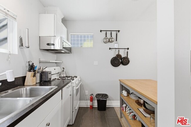 Building Photo - 4276 Kenyon Ave