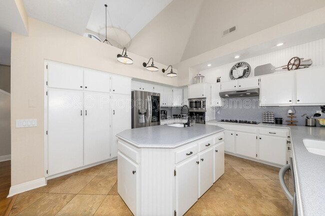 Building Photo - 39550 Calle De Companero