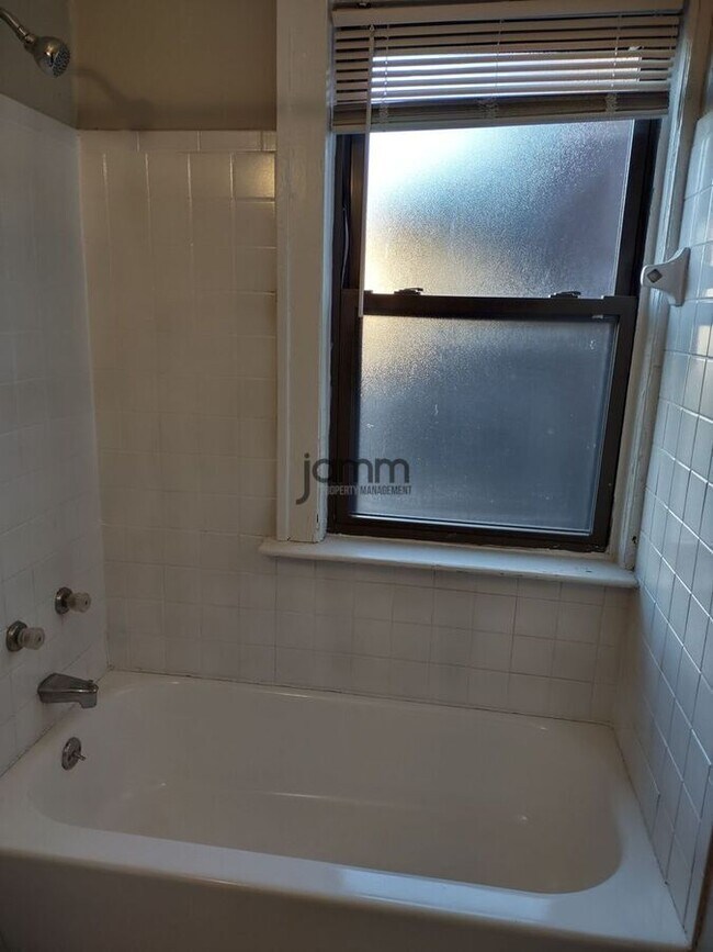 Building Photo - 2773 Hampshire-Unit 10