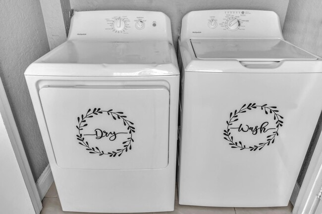 Building Photo - 2811 N Oakland Forest Dr