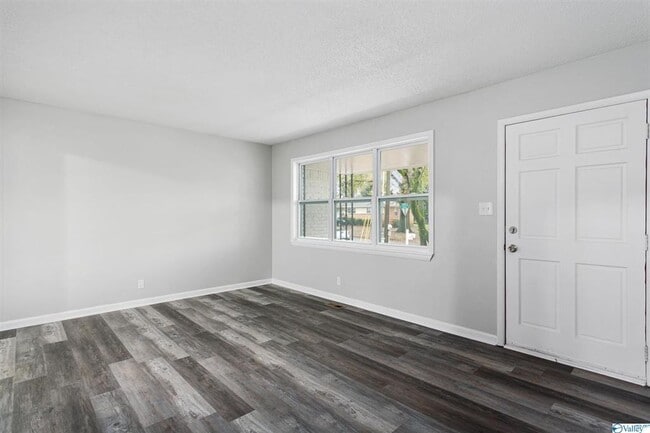 Building Photo - BEAUTIFUL REMODELED 3 BEDROOM HOME