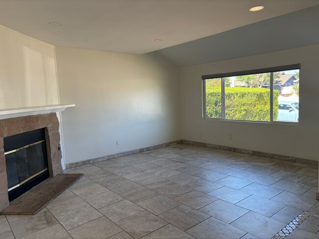 Building Photo - 10547 Hayvenhurst Ave