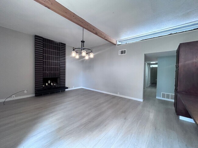 Building Photo - Three Bedroom Two Bathroom Home with Den/Home Office