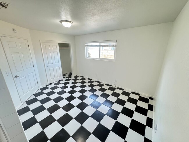 Building Photo - 647 Newport Ave