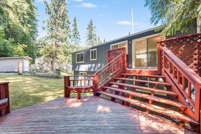 Building Photo - Updated split level home in Shoreline with...